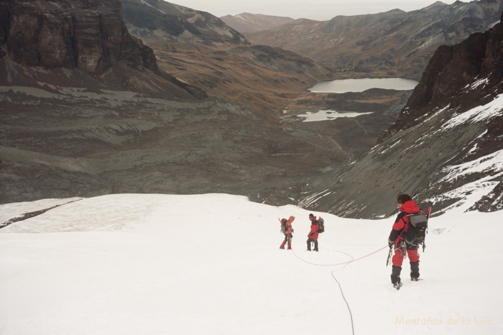 Bajando por el Glaciar del Tarija, al fondo la Laguna Negra o CHiar Khota